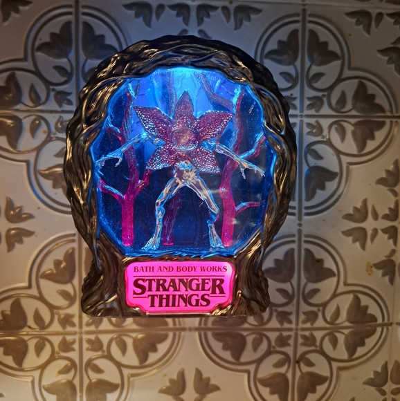 Stranger Things Wallflower Nightlight - Picture 1 of 5